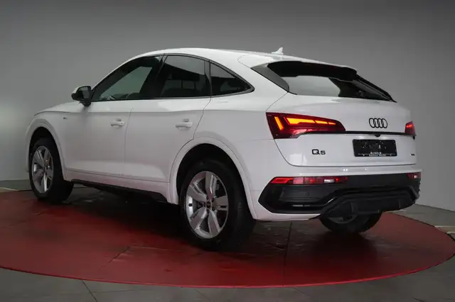 Audi Q5 view 3