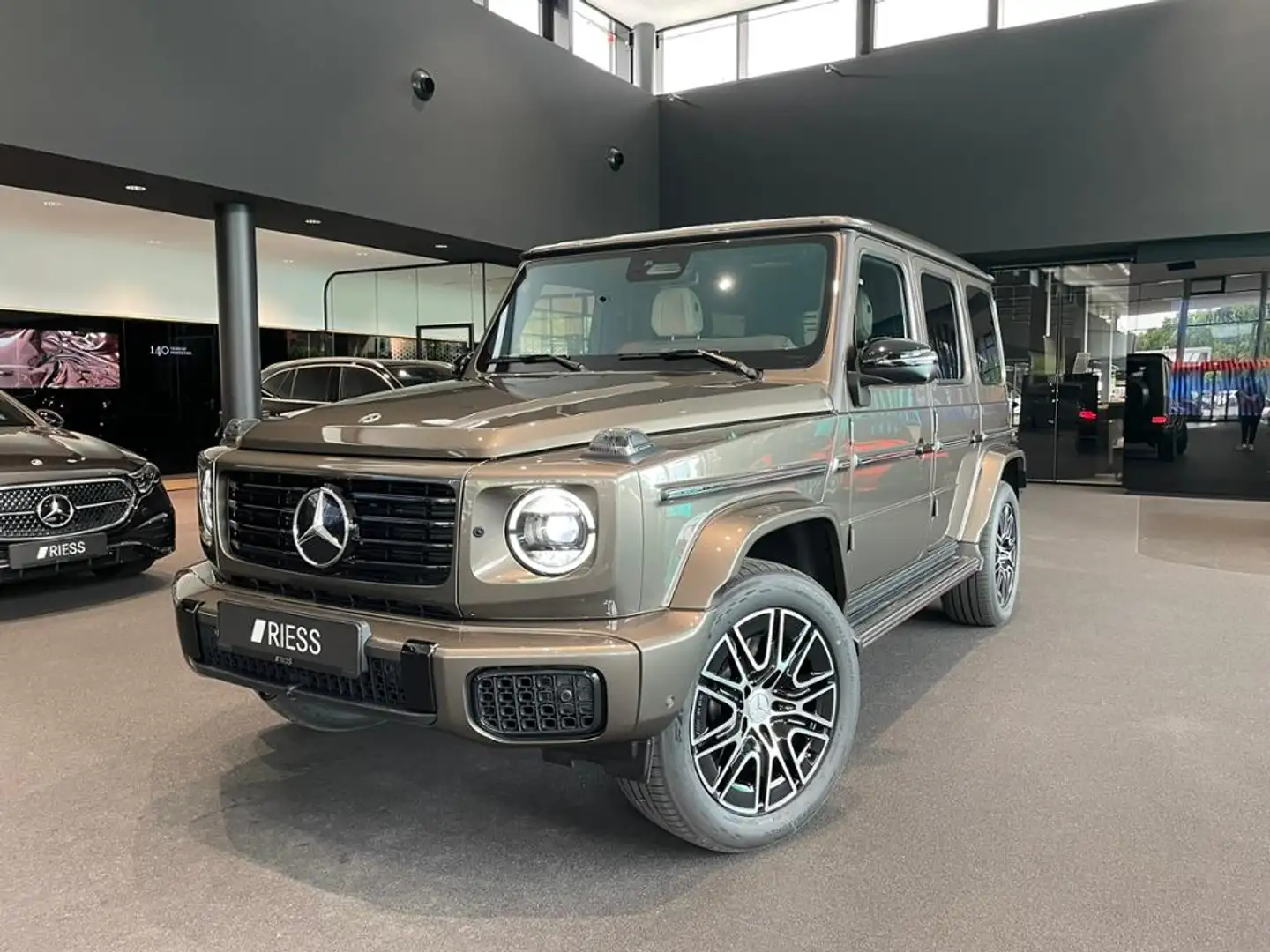 Mercedes-Benz G 450 d 360 AHK AUT LM Leder PDC SoundSys SpurH Grau - 2