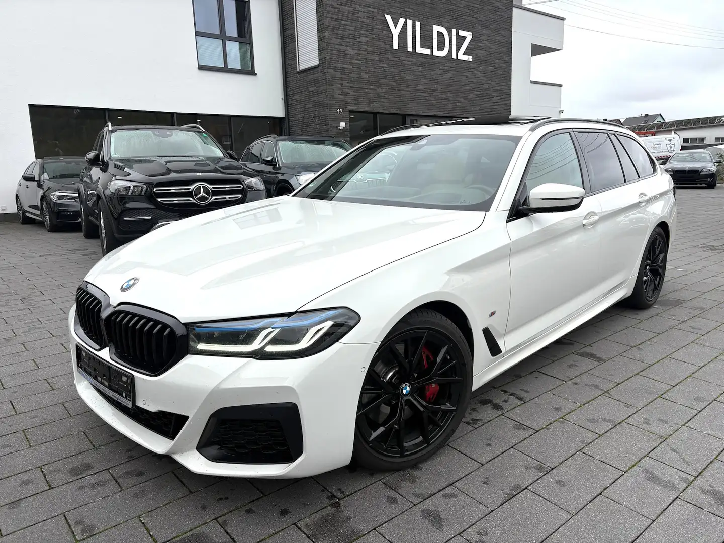 BMW 520 520d Auto.xDrive M-SPORT PRO LASER PANO KEYLESS Blanc - 1
