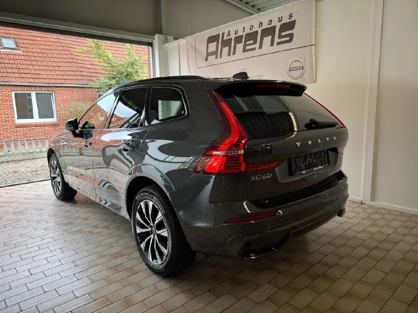 Volvo XC60 Plus Dark AWD *AHK-H&K-Standhzg* Grijs - 2