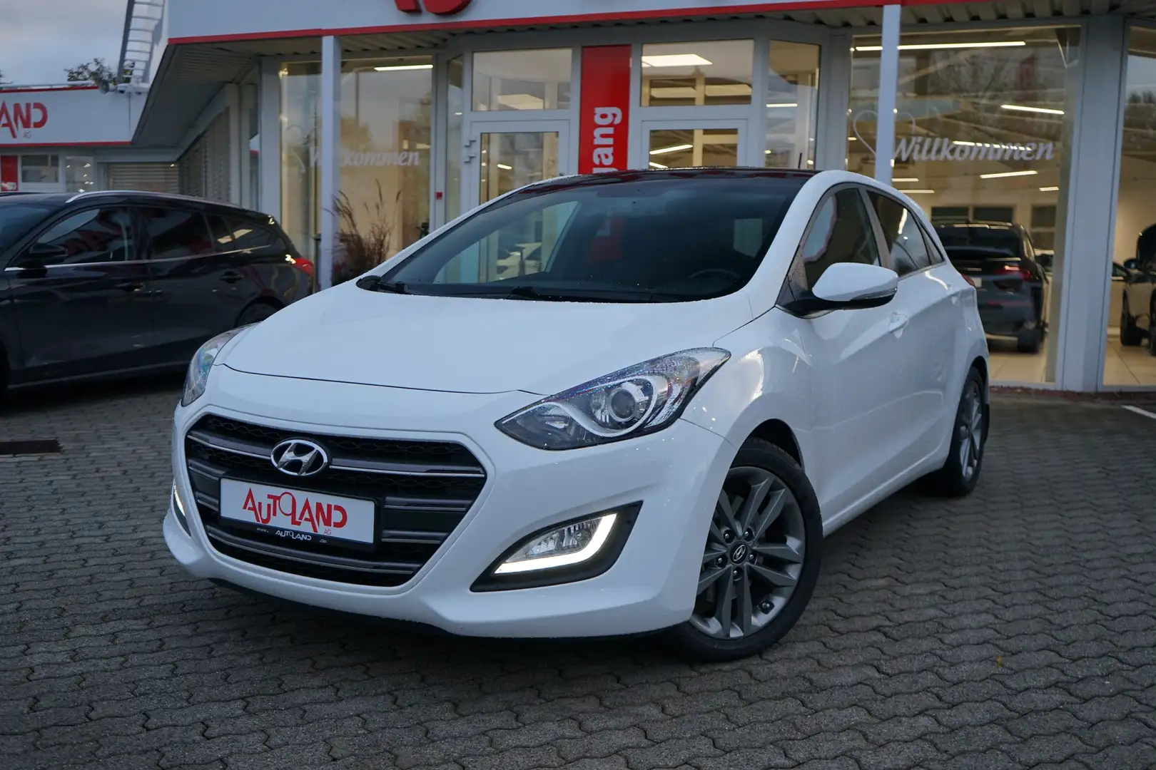 Hyundai i30 1.6 T-GDI blue Passion Navi Panorama Kamera Wit - 2