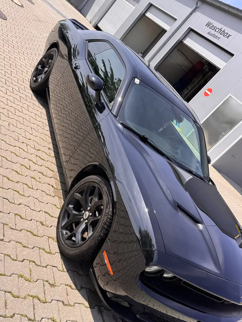 Dodge Challenger - 1