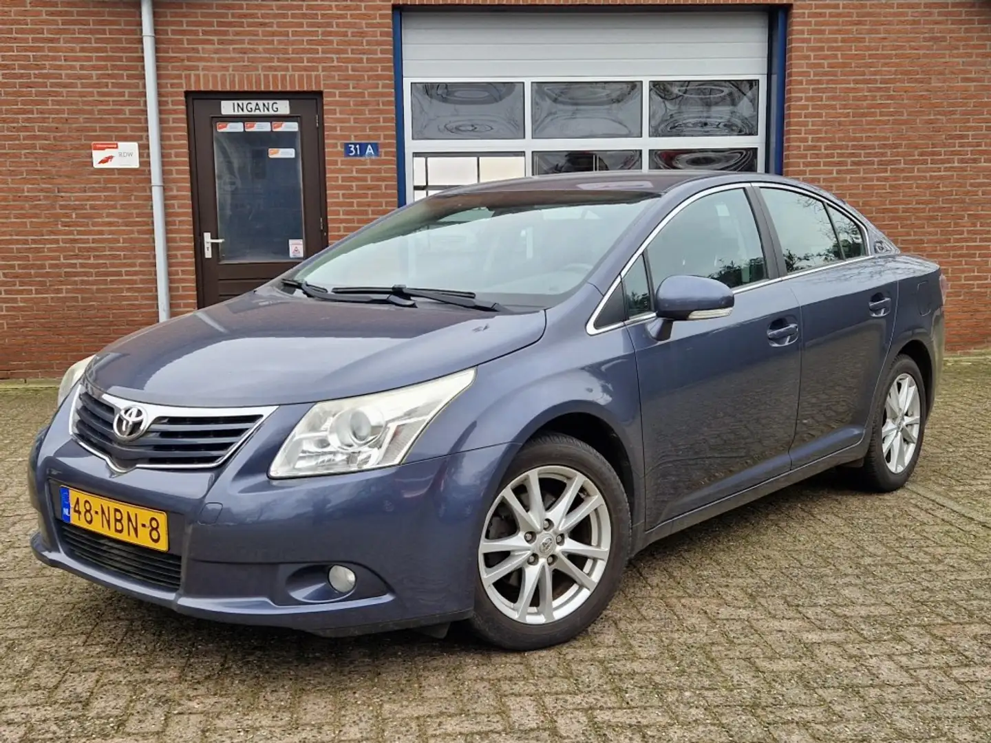 Toyota Avensis 1.8 VTT-i Business Sedan NL-auto Navi Climate Crui Blauw - 1
