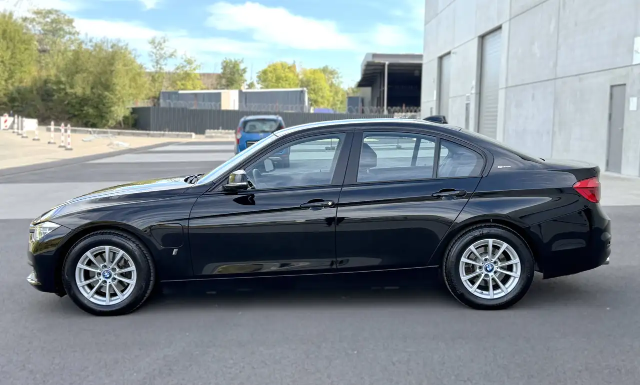 BMW 330 E - 184ch - 90 000KMS - SELLERIE CUIR - VOLANT EN CUIR