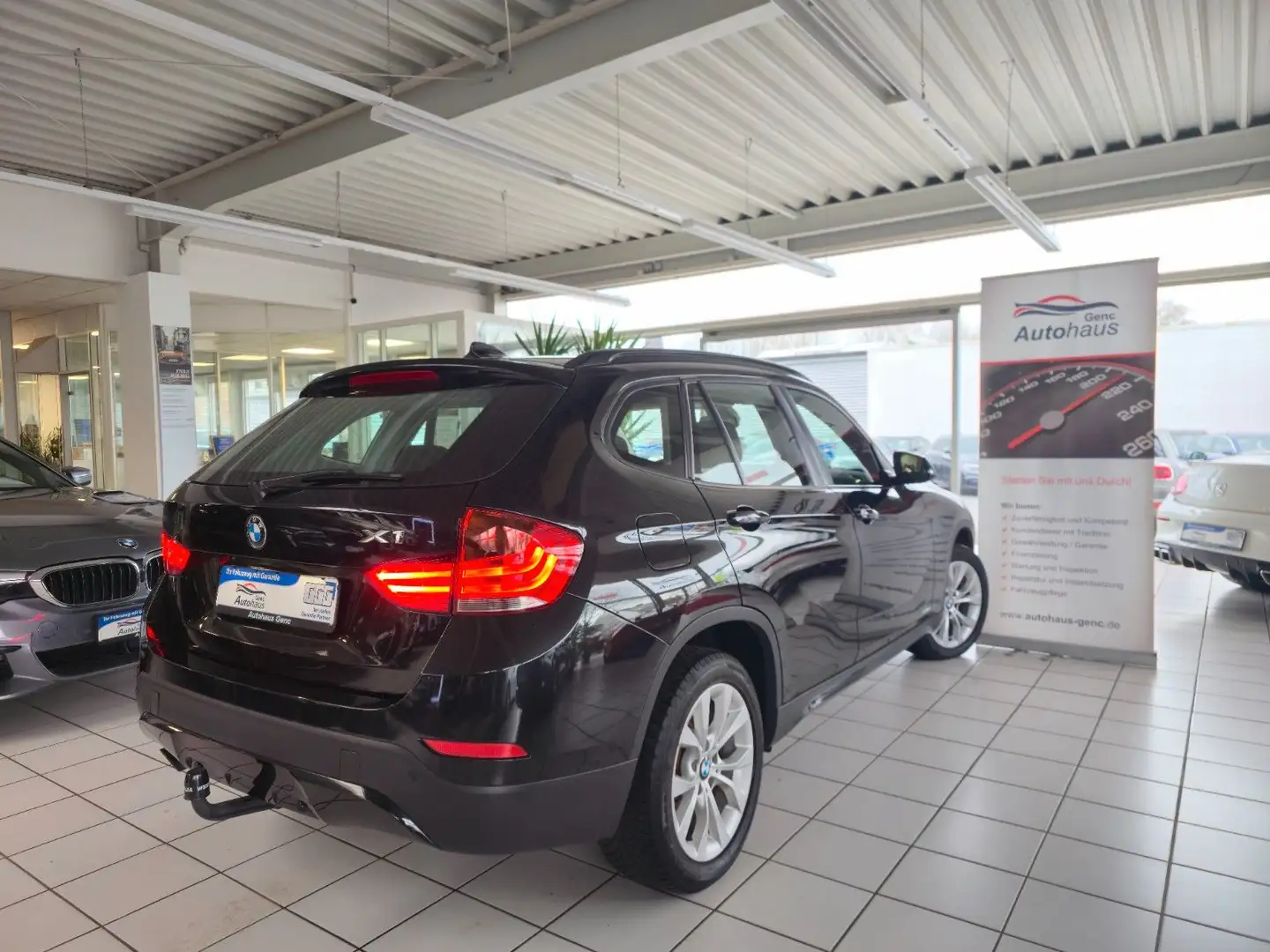 BMW X1 18d xDrive Sport Line Navigation Bi-Xenon Schwarz - 2