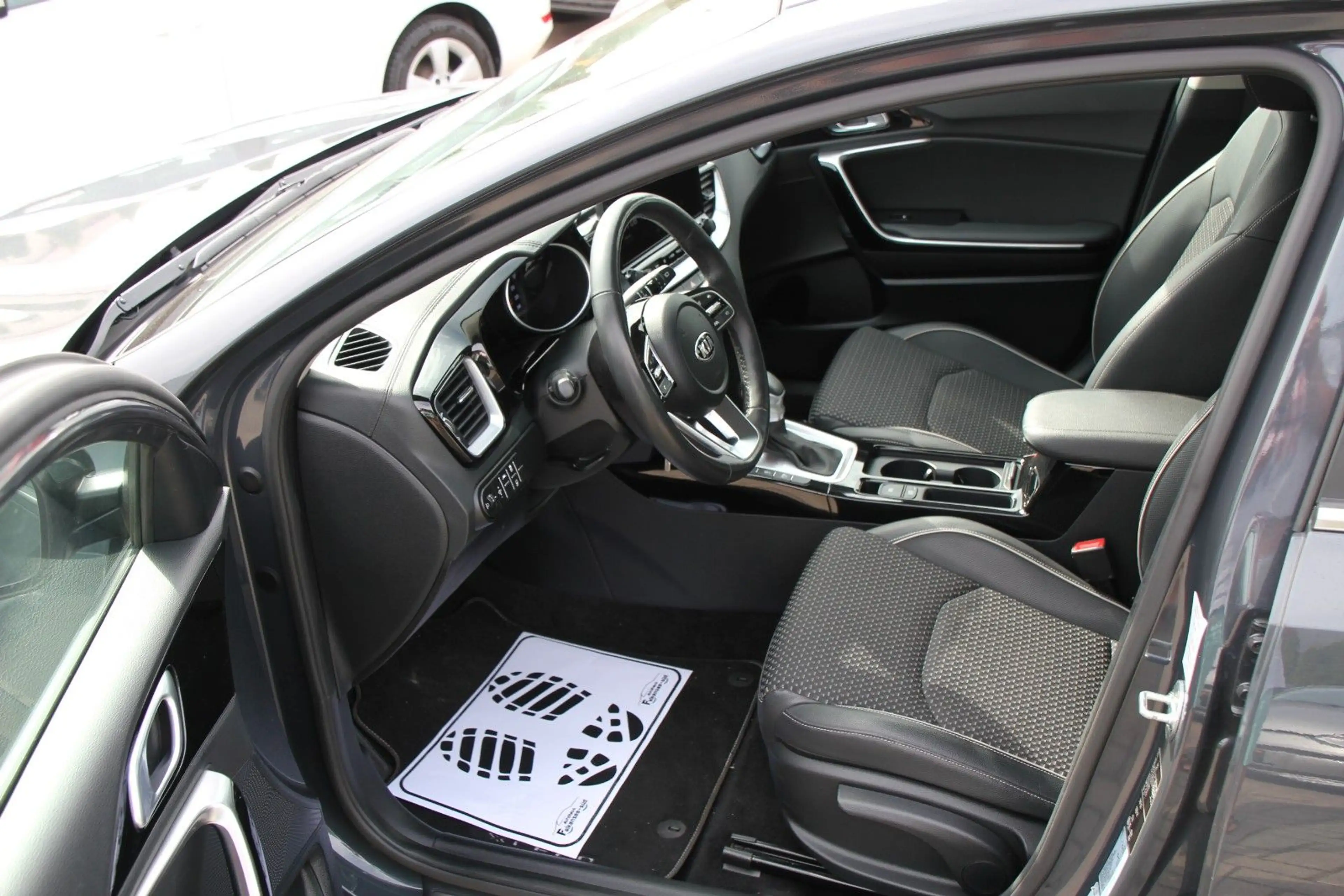 Kia XCeed Vision KLIMAAUT+SHZ+LKRHZ+8XALU+NAVI+DAB — photo 14