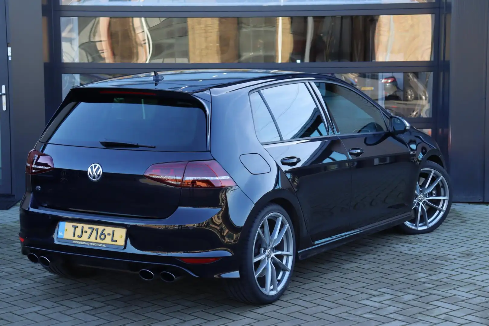 Volkswagen Golf 2.0 TSI R 4Motion | DCC | 100% Onderhouden | Sport Zwart - 2