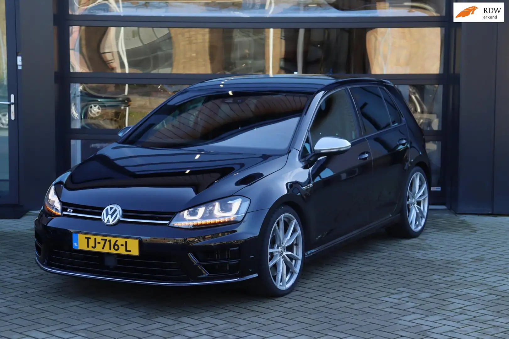 Volkswagen Golf 2.0 TSI R 4Motion | DCC | 100% Onderhouden | Sport Zwart - 1
