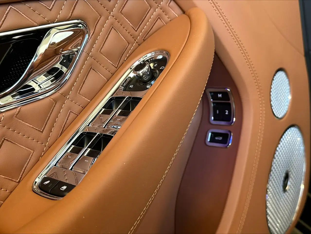 Bentley Continental GTC 2024 — фото 17
