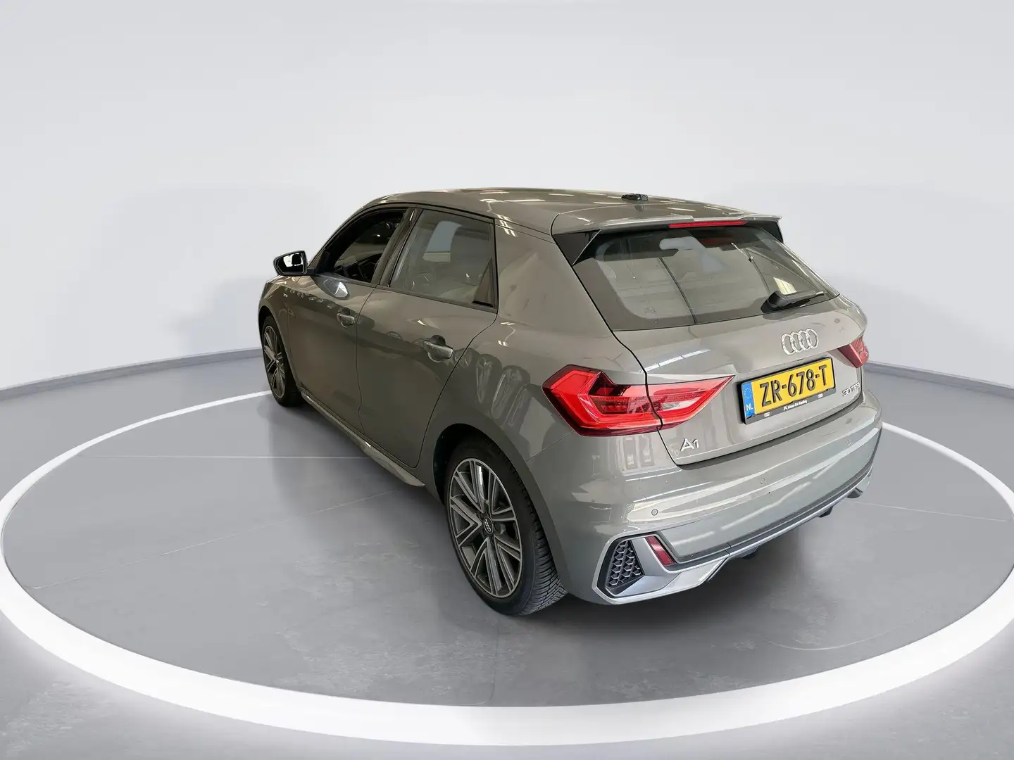 Audi A1 Sportback 30 TFSI 110pk S-Tronic S Line · Camera · Grijs - 2
