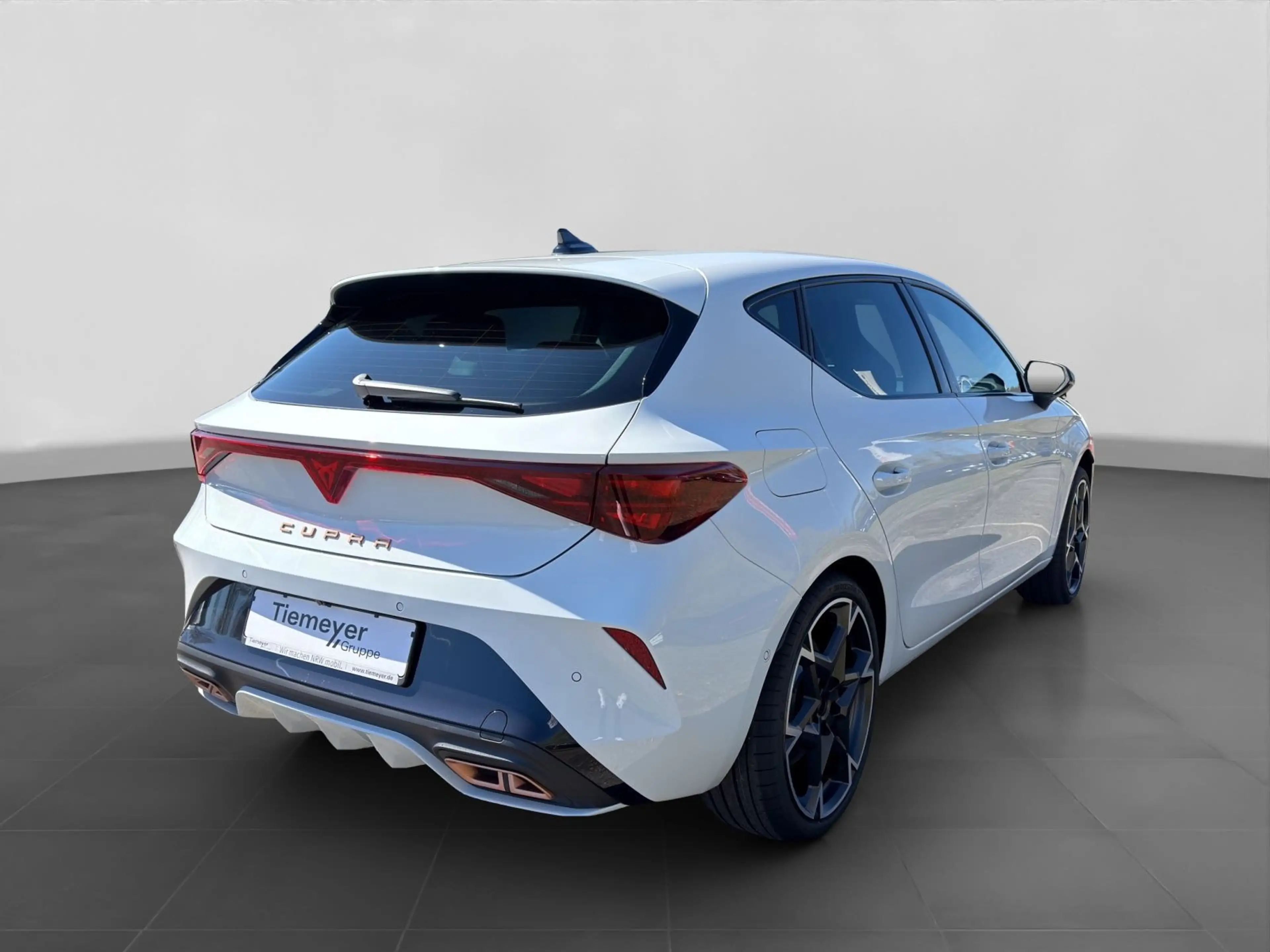 CUPRA Leon 1.5 e-HYBRID DSG VZ SENNHEISER REAR VIEW NA — photo 3