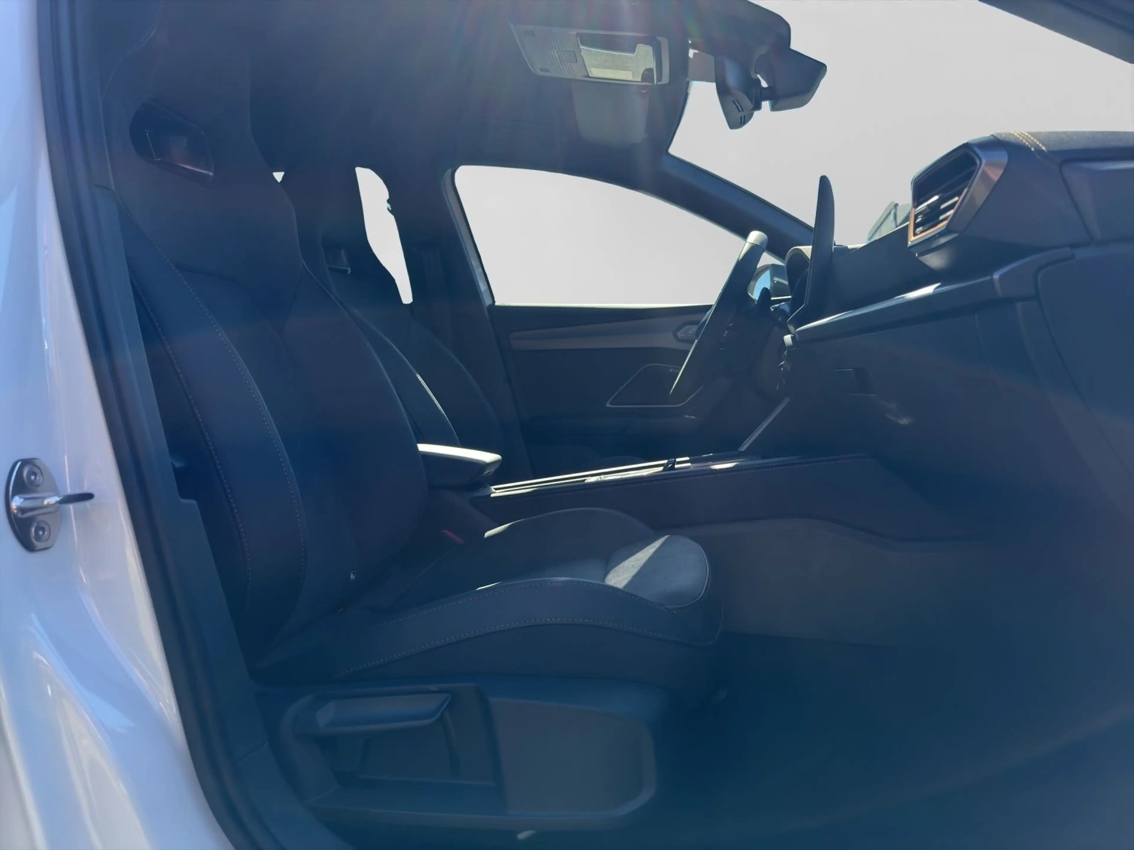 CUPRA Leon 1.5 e-HYBRID DSG VZ SENNHEISER REAR VIEW NA — photo 4