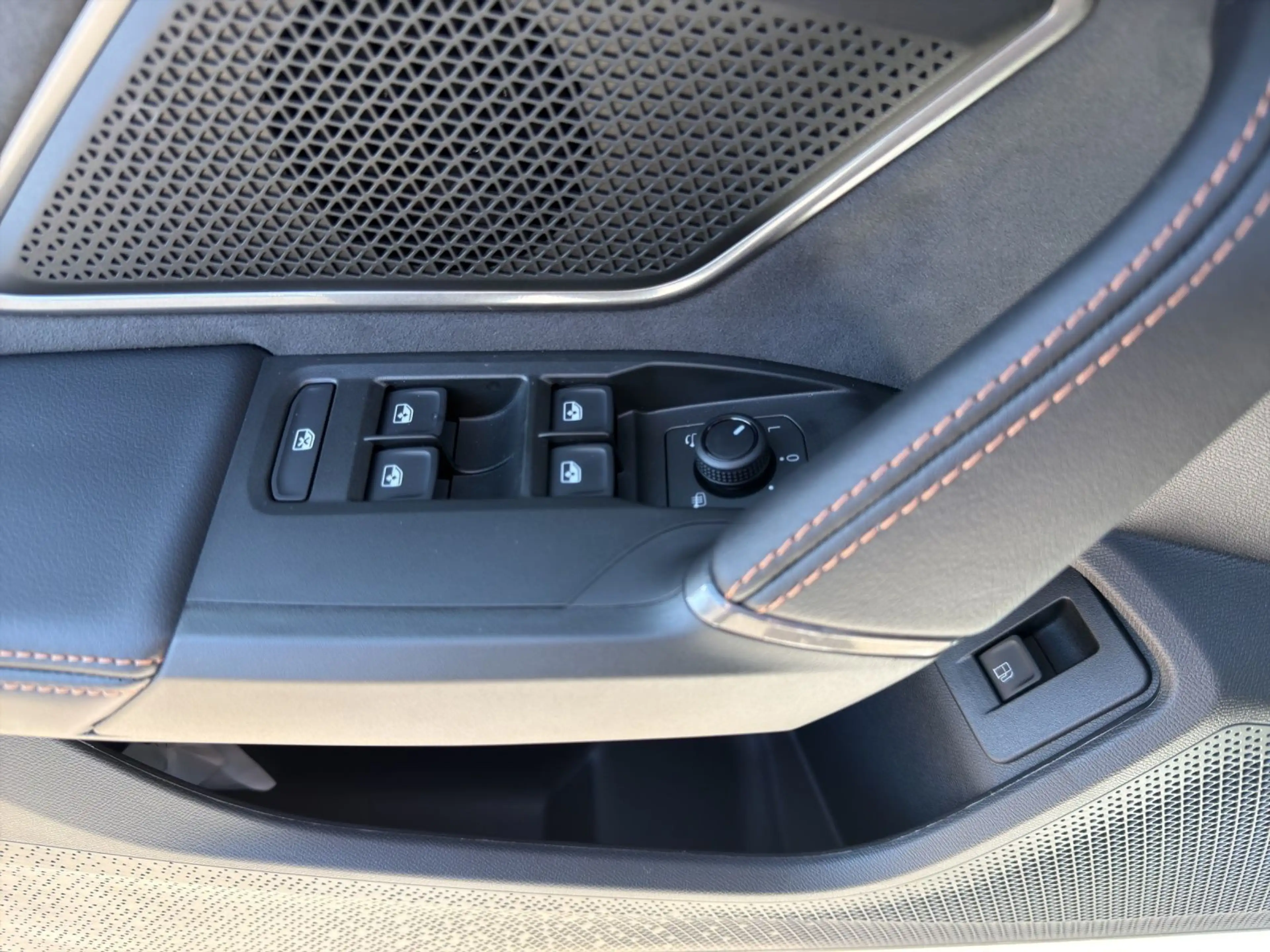 CUPRA Leon 1.5 e-HYBRID DSG VZ SENNHEISER REAR VIEW NA — photo 8