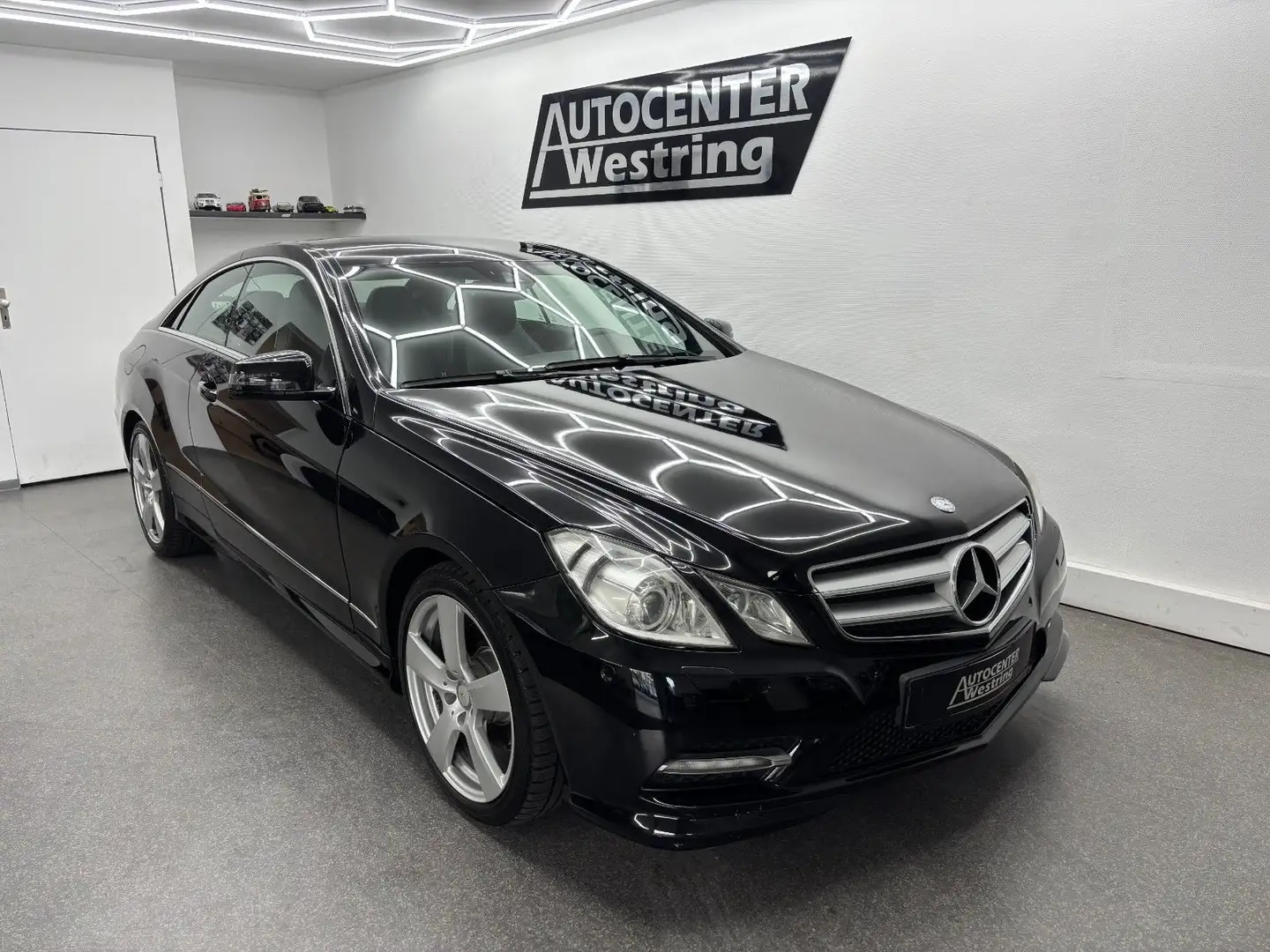 Mercedes-Benz E 200 CGI BlueEfficiency*AMG Paket*Leder*2.Hand Schwarz - 1