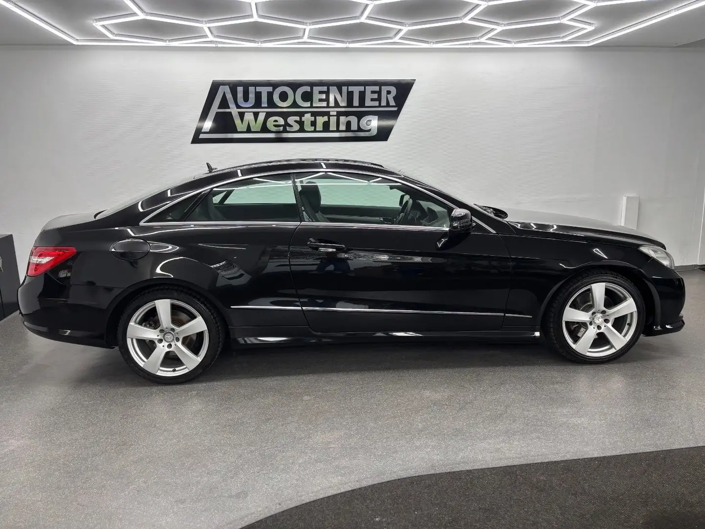 Mercedes-Benz E 200 CGI BlueEfficiency*AMG Paket*Leder*2.Hand Schwarz - 2