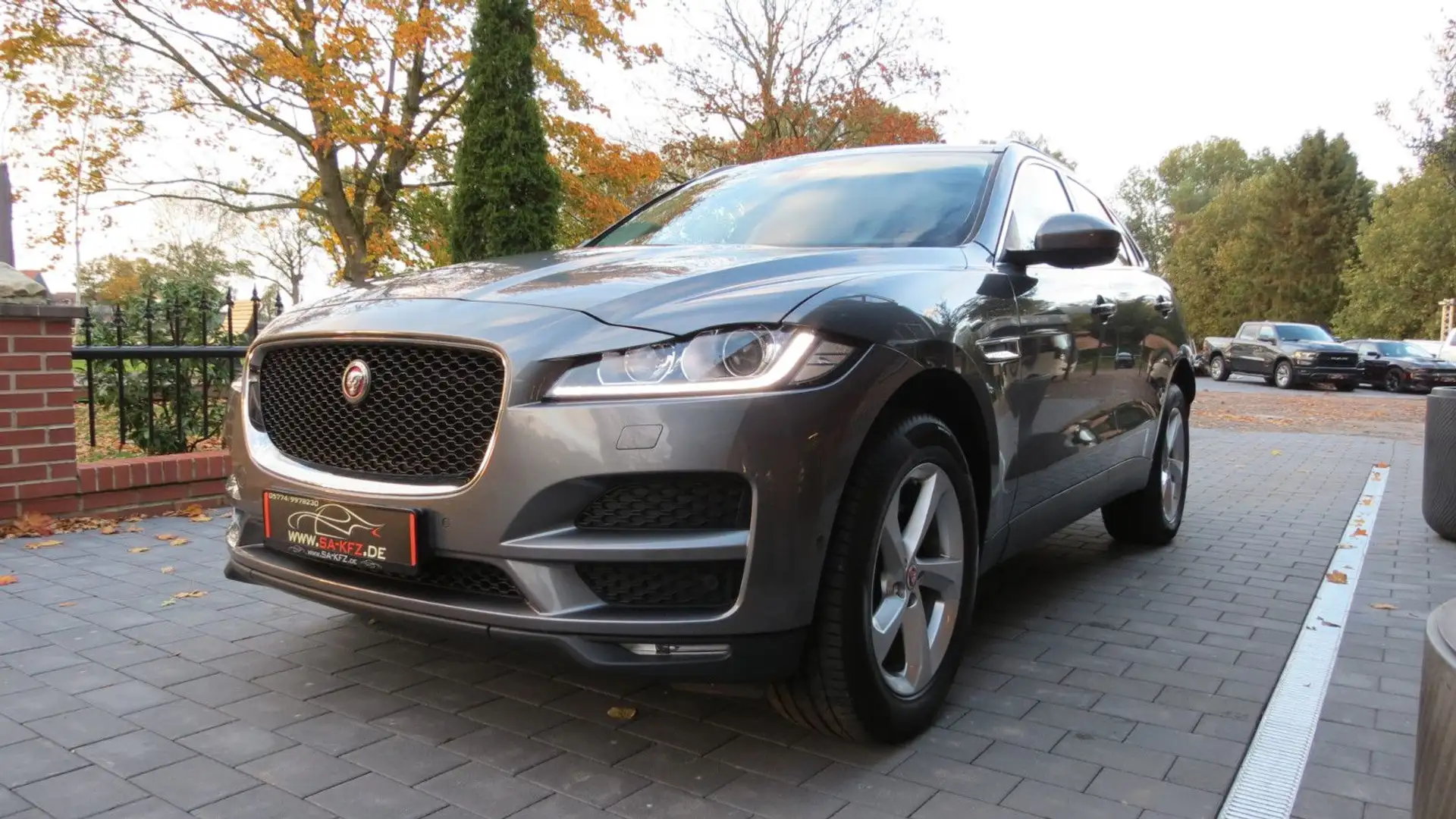 Jaguar F-Pace Prestige AWD/PANO/NAVI/LEDER/4XSHZ/MWST Gris - 1