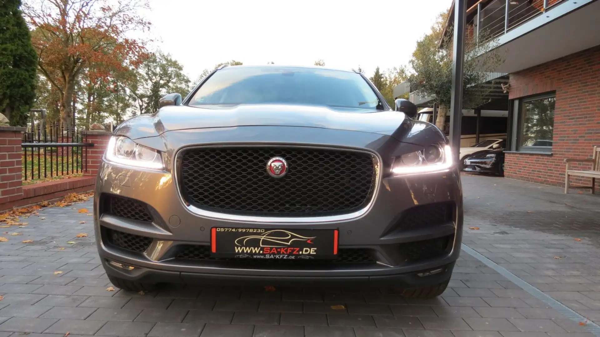 Jaguar F-Pace Prestige AWD/PANO/NAVI/LEDER/4XSHZ/MWST Gris - 2