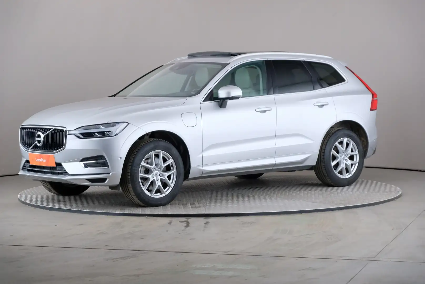 Volvo XC60 2.0 T8 TE 4WD Momentum PHEV Business LEDER/CUIR LE Silber - 1
