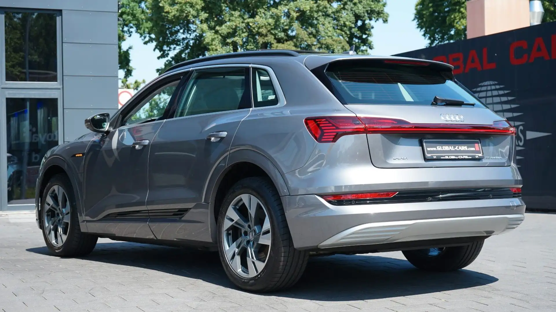 Audi e-tron e-TRON 55 QUATTRO ADVANCED*PANO*LEDER*20"ALU* Grau - 2