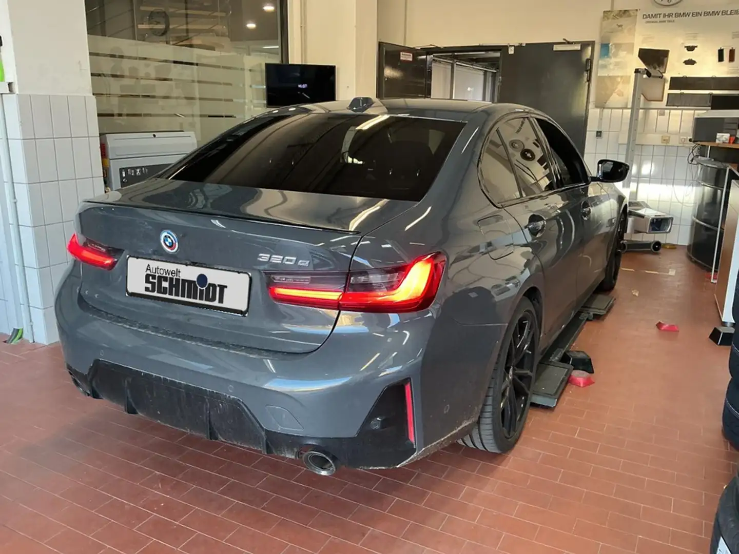 BMW 320 e M Sportpaket + 2Jahre-BPS.-GARANTIE Grau - 2