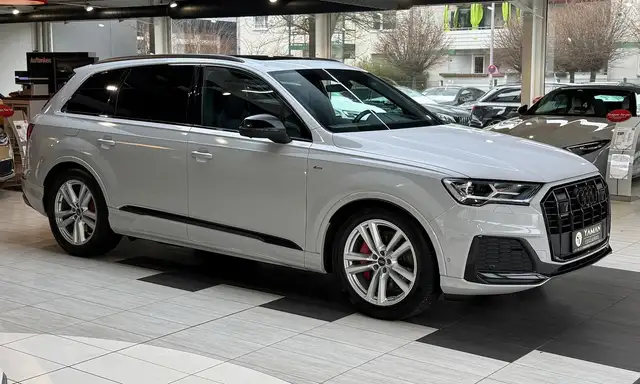 Audi Q7 view 5