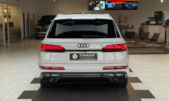 Audi Q7 view 7