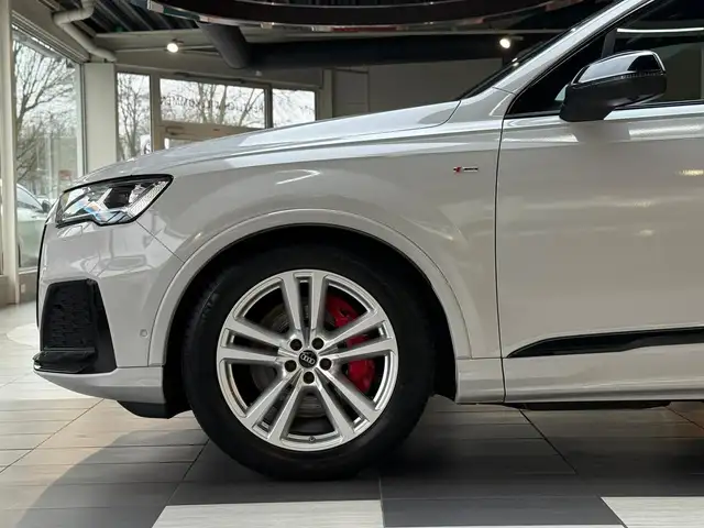 Audi Q7 view 2
