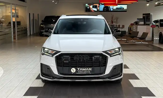 Audi Q7 view 4