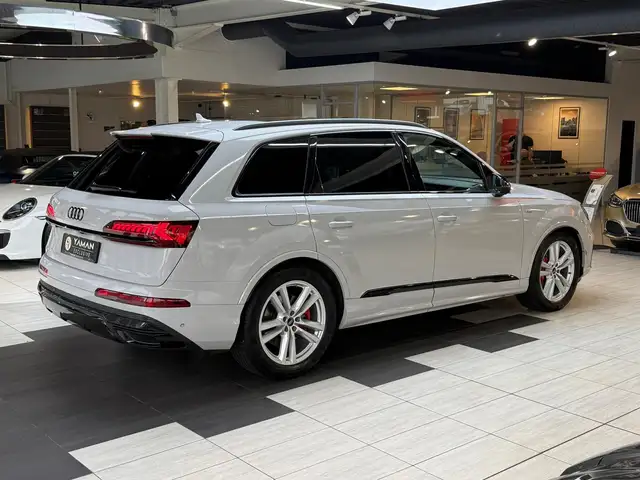 Audi Q7 view 6