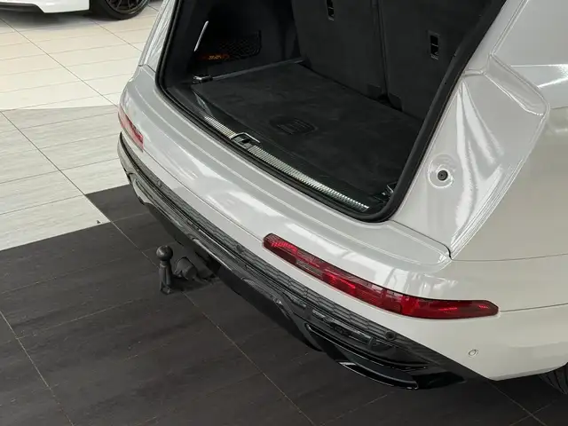 Audi Q7 view 9