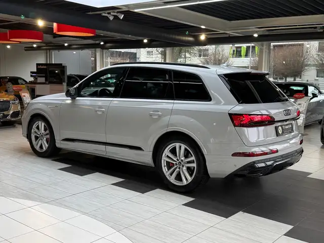 Audi Q7 view 8