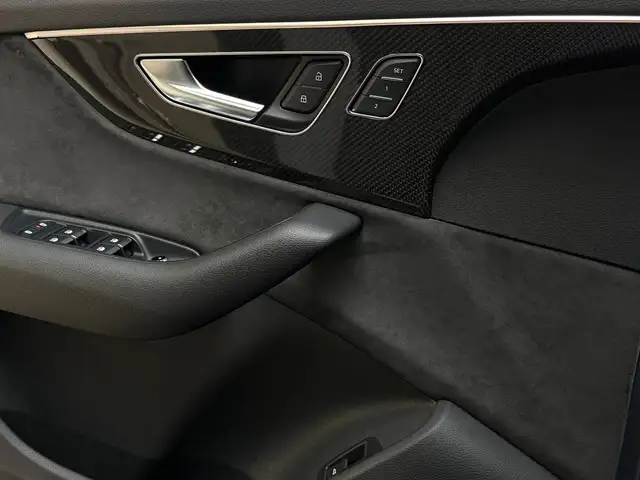 Audi Q7 view 11