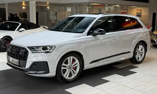 Audi Q7 view 3