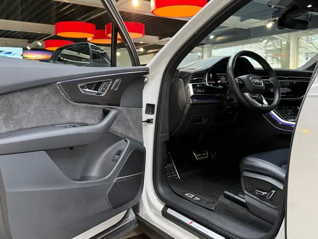 Audi Q7 view 10