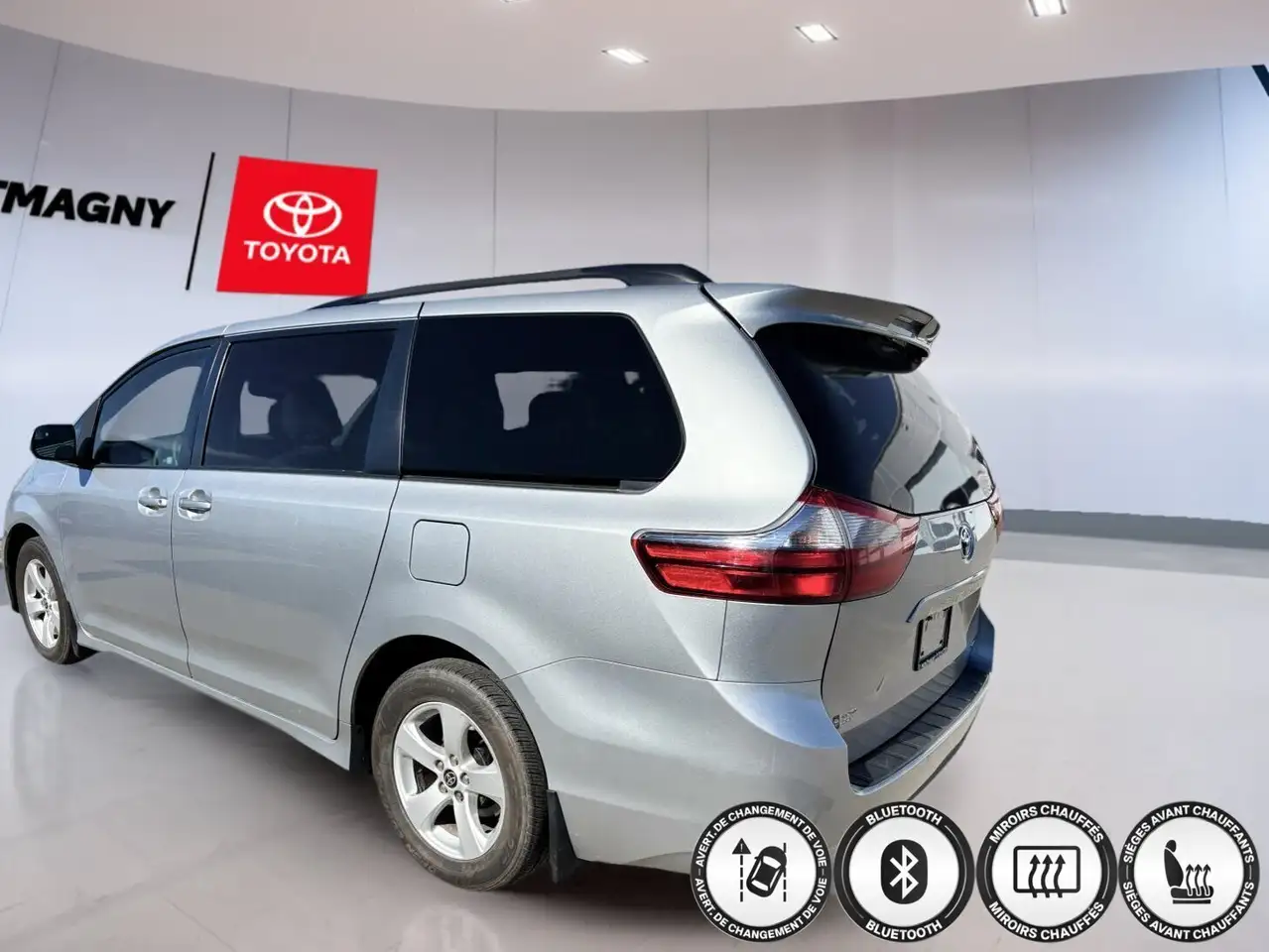 Toyota Sienna снимка Toyota Sienna
