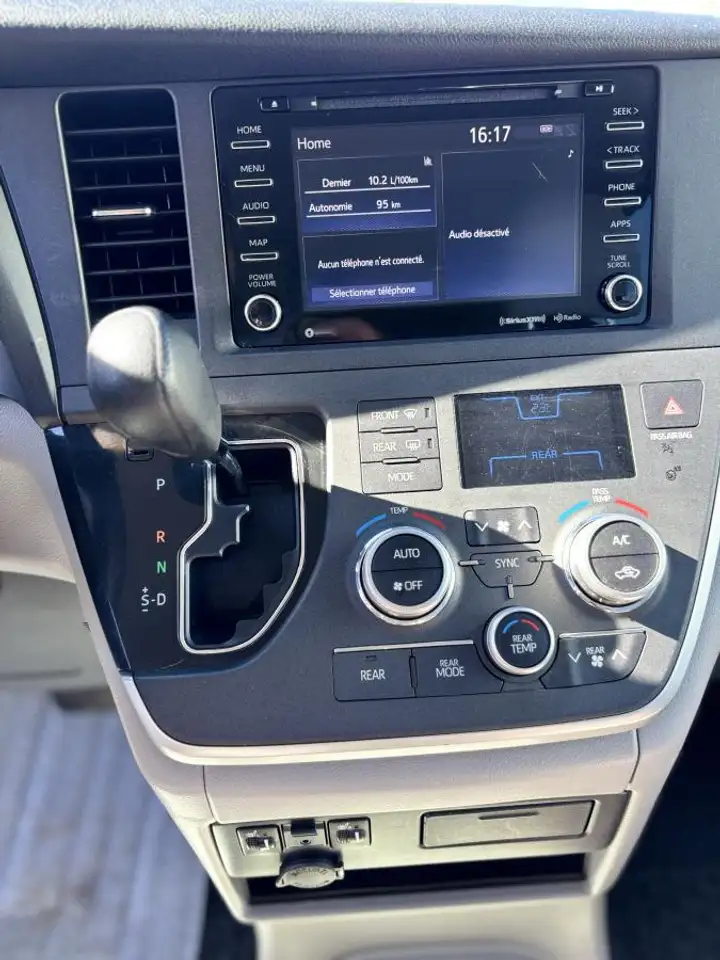 Toyota Sienna снимка Toyota Sienna