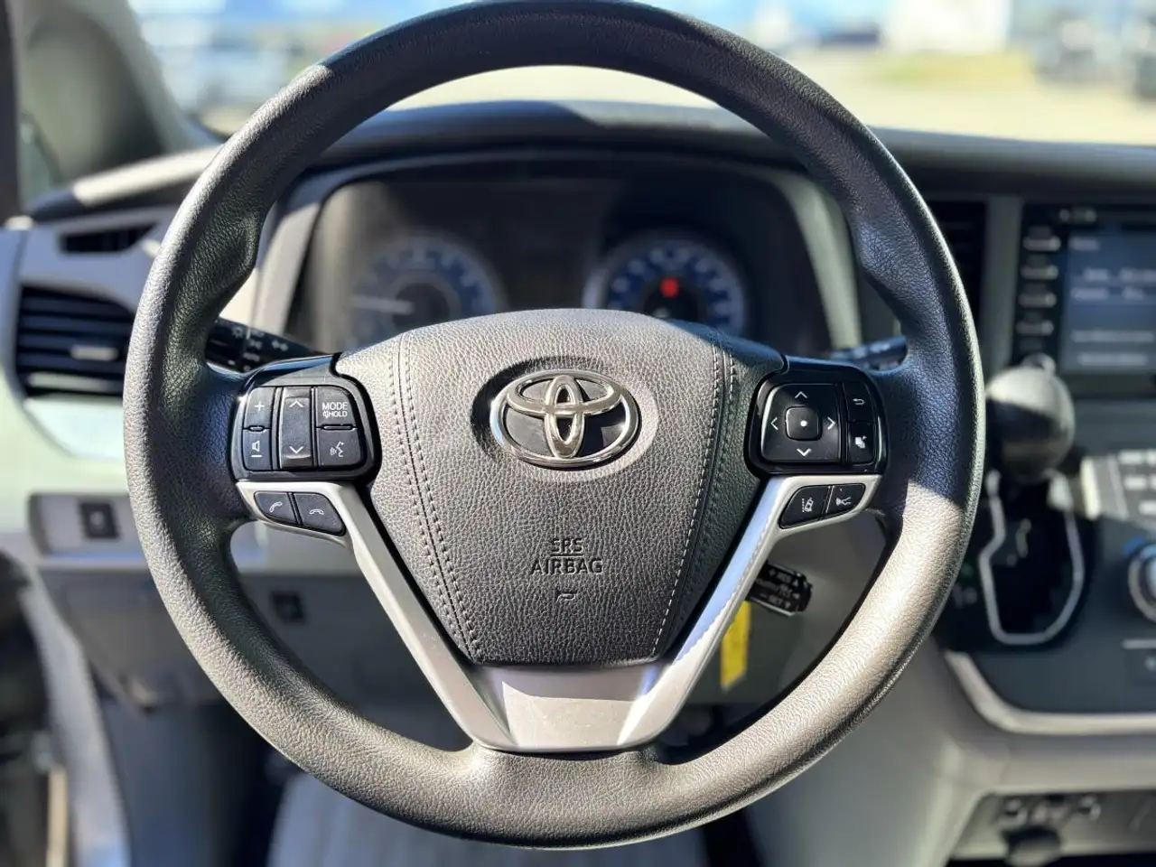 Toyota Sienna снимка Toyota Sienna