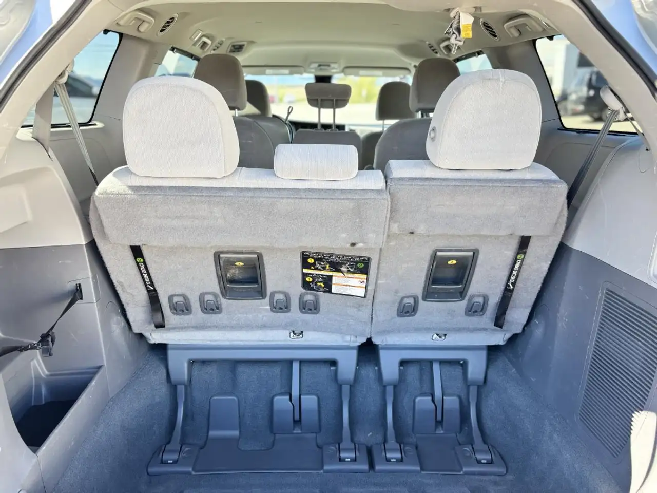 Toyota Sienna снимка Toyota Sienna