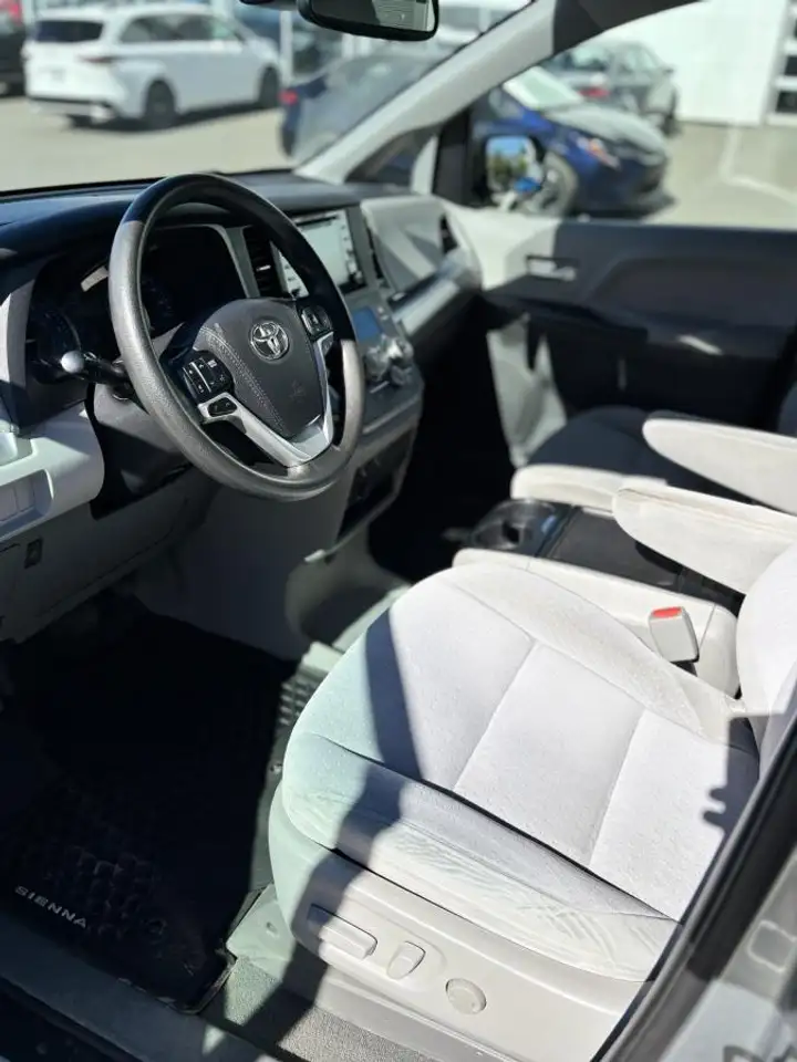 Toyota Sienna снимка Toyota Sienna