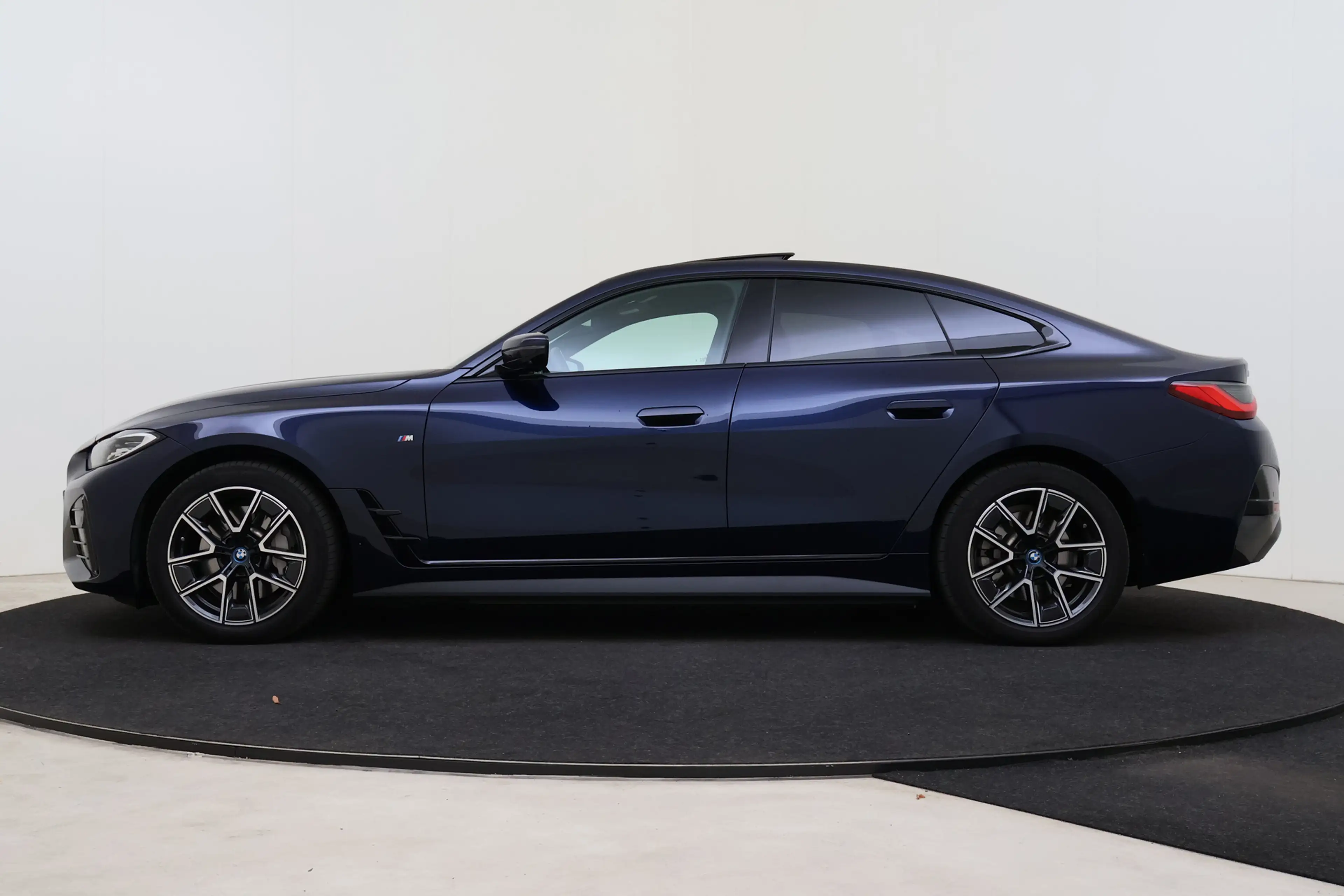 BMW i4 eDrive40 High Executive M Sport / Schuif-kanteldak — photo 14
