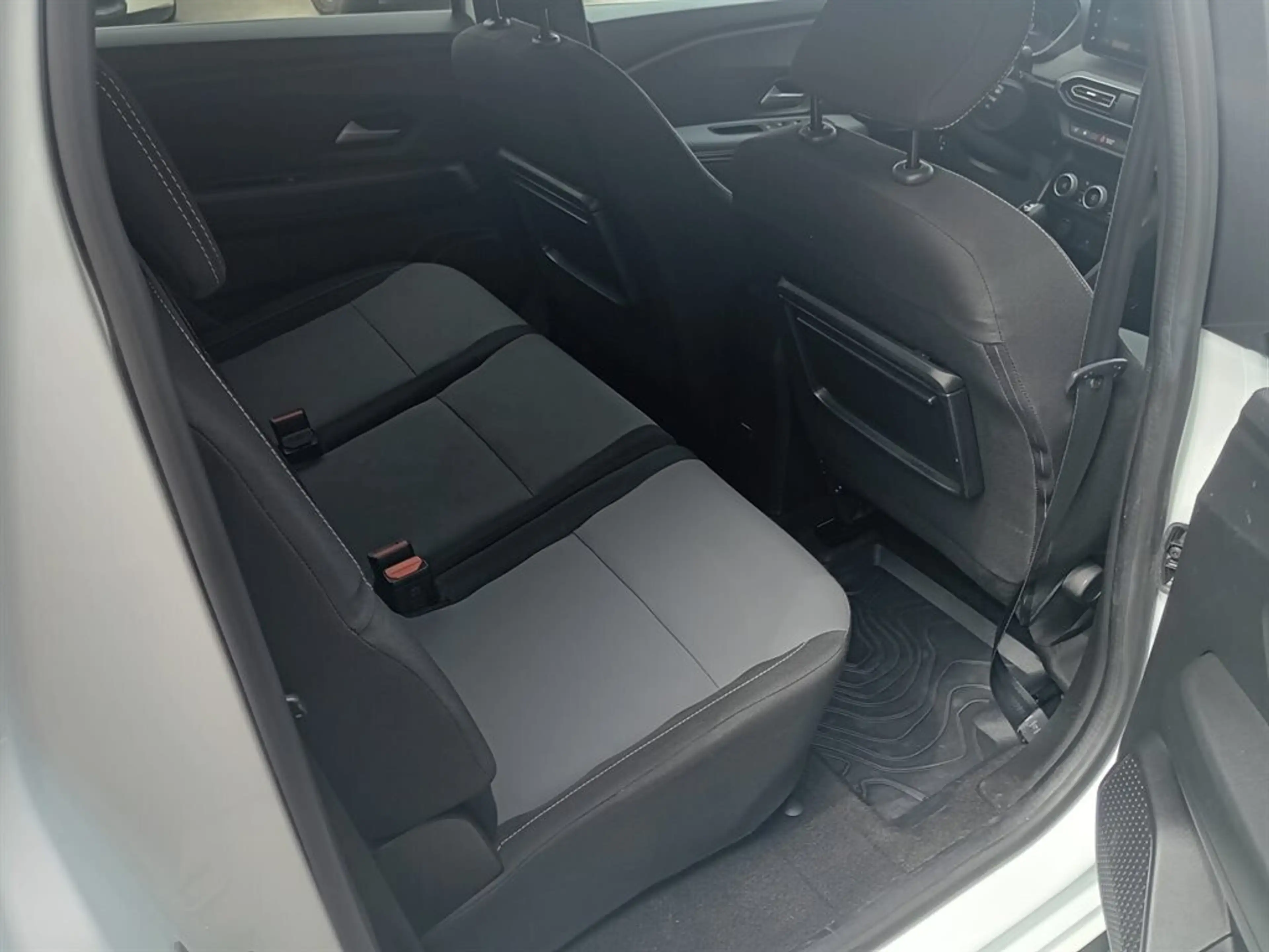 Dacia Jogger Extreme Hybrid 140 5-sitzig — photo 10