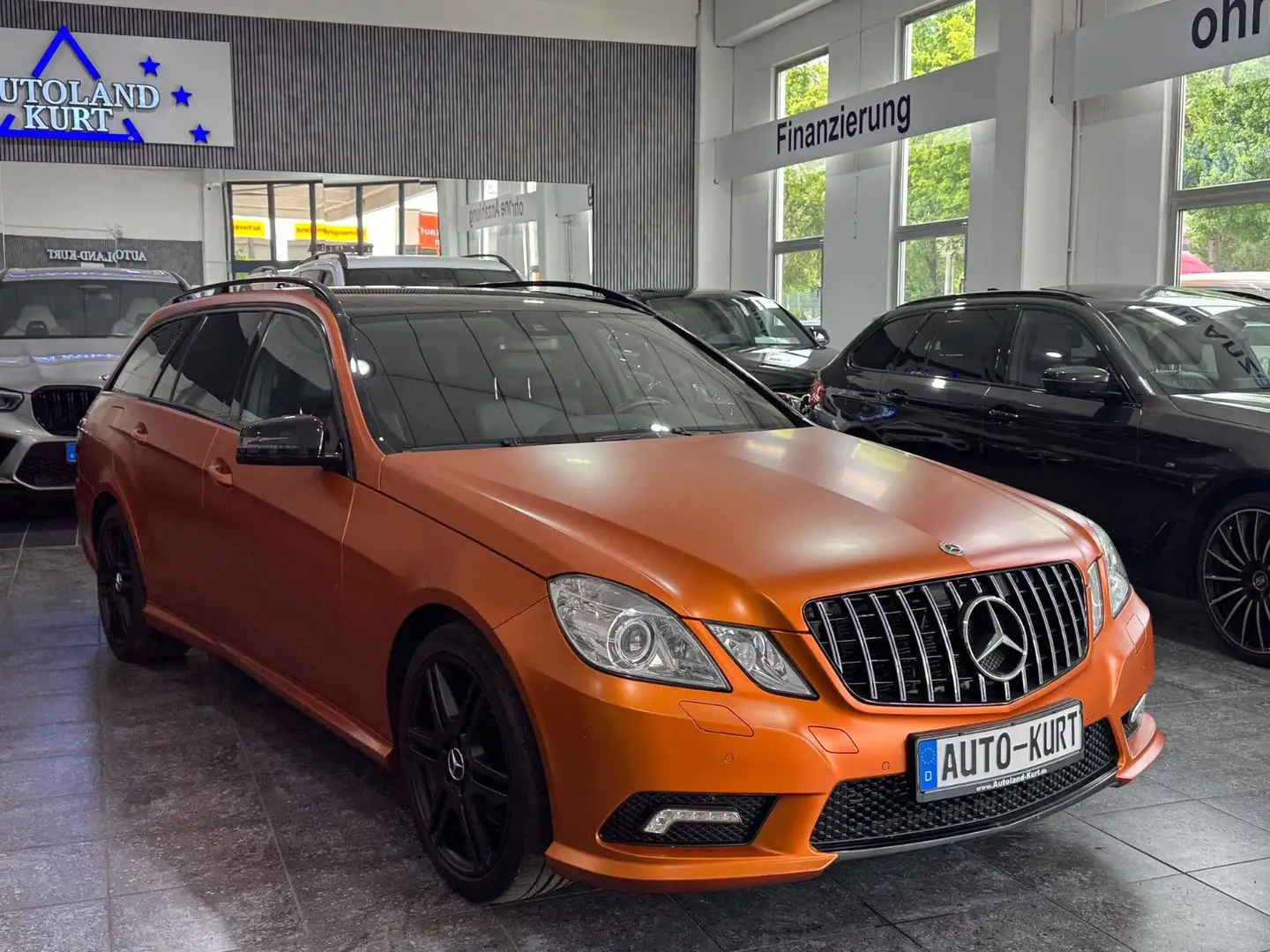 Mercedes-Benz E 200 CGI BlEf.*Navi*Autom.*AHK*Xenon*Leder*AMG Negro - 1