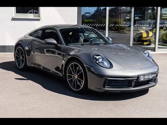 Porsche 911 view 8