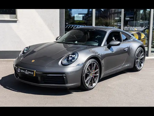 Porsche 911 view 7