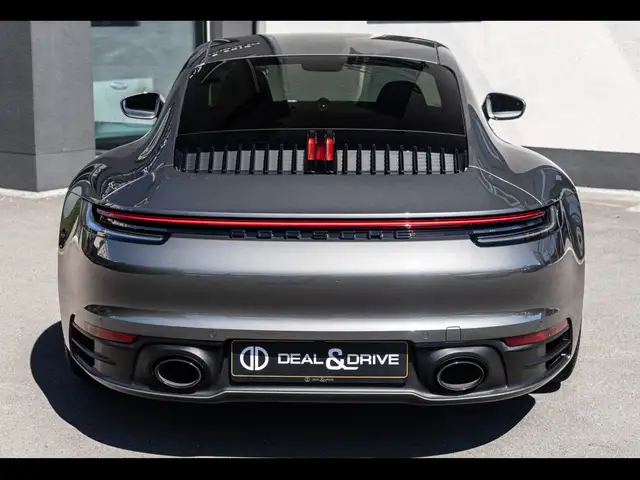 Porsche 911 view 4