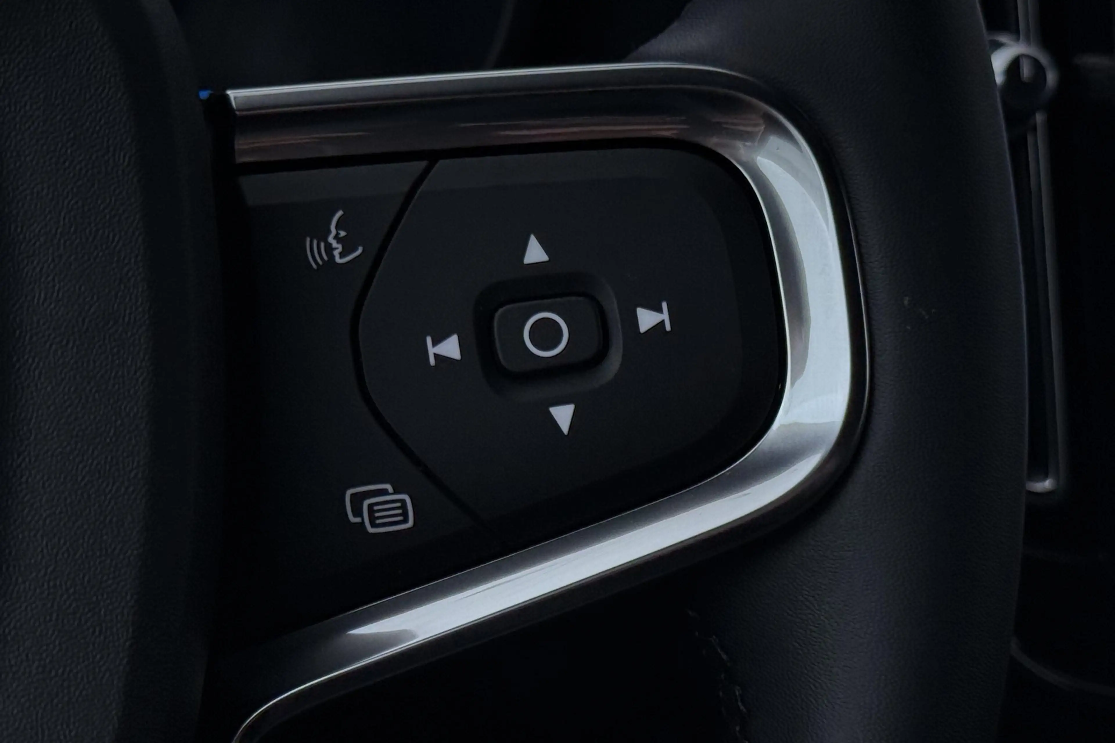 Volvo EX40 Twin Motor Plus Black Edition 82 kWh | 409 PK! | A — photo 41