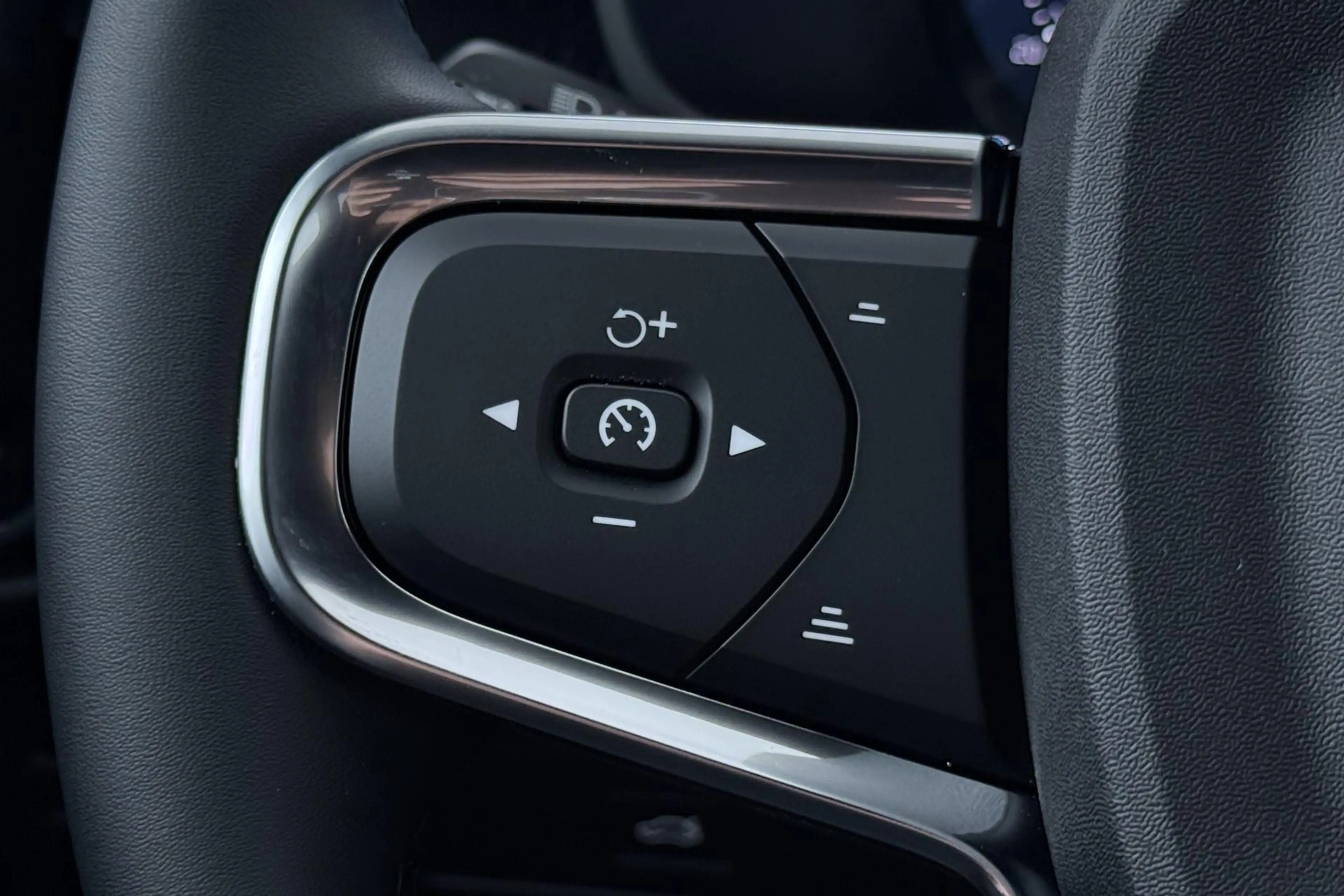 Volvo EX40 Twin Motor Plus Black Edition 82 kWh | 409 PK! | A — photo 40