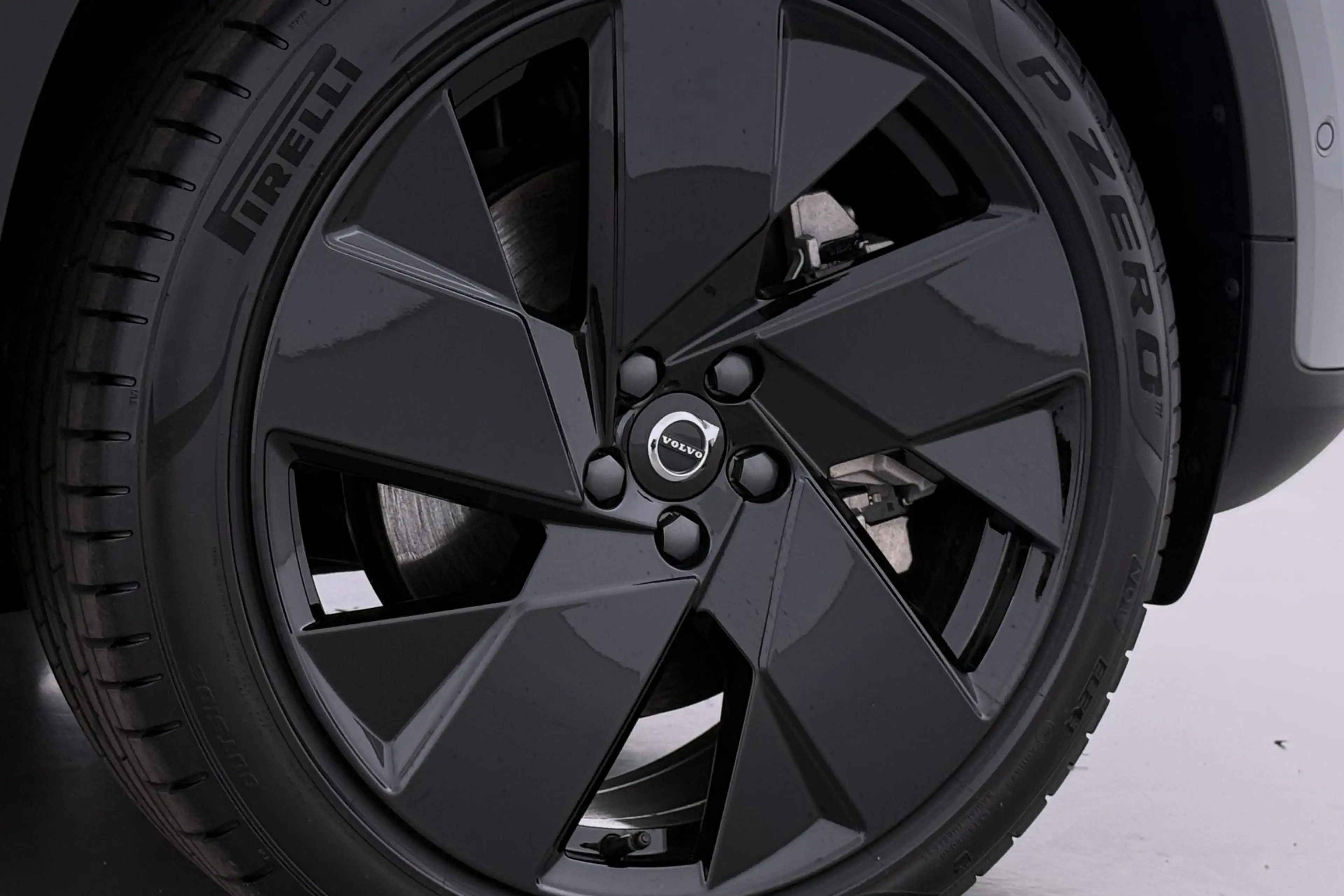 Volvo EX40 Twin Motor Plus Black Edition 82 kWh | 409 PK! | A — photo 19