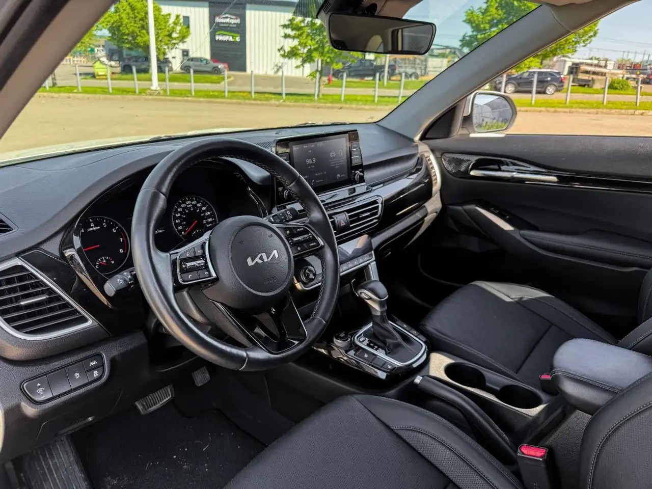 Kia Seltos снимка Kia Seltos