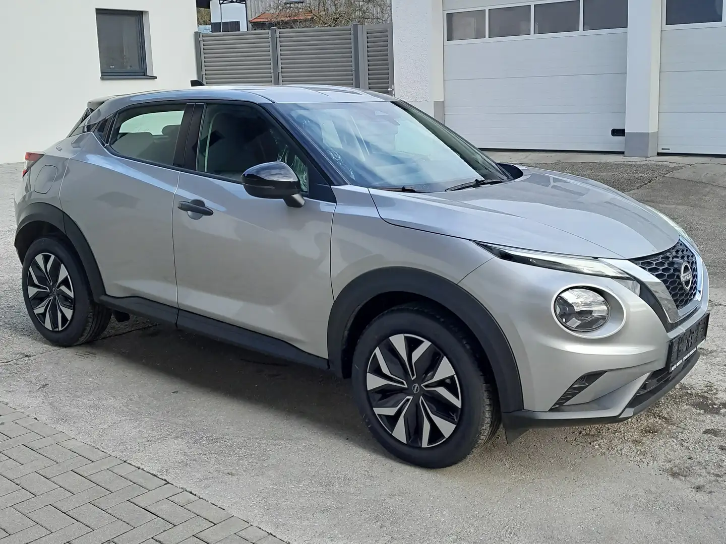 Nissan Juke 1,0 DIG-T Acenta+ Silber - 1